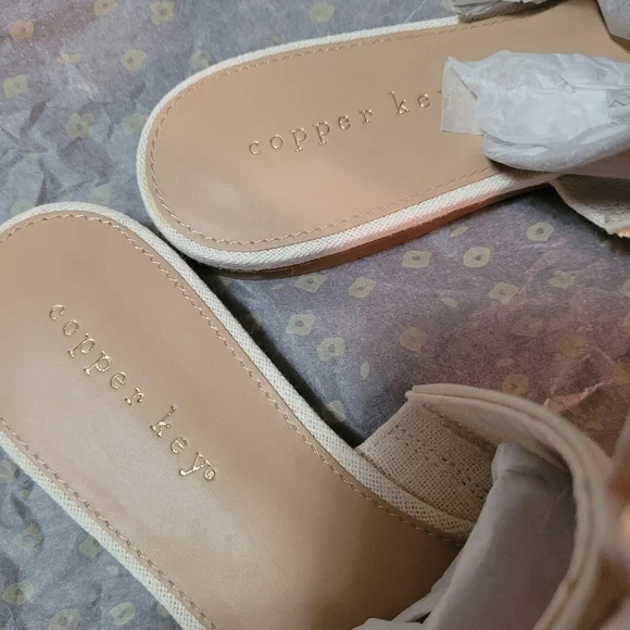 Copper Key Cream Bow Mules With Box - Picture 5 of 7